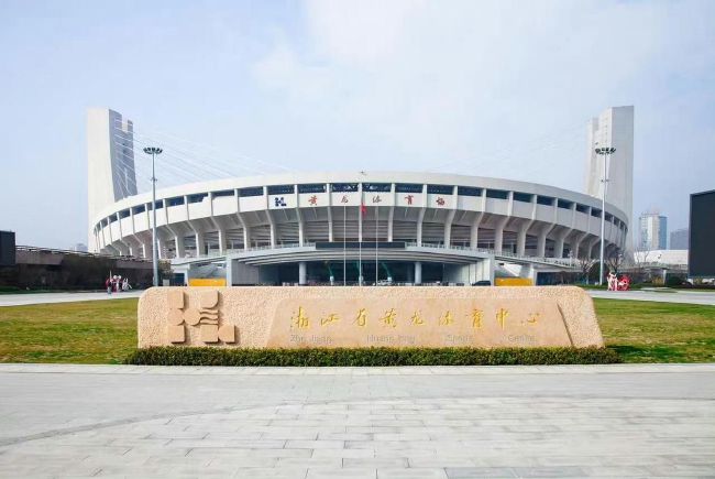 不同于城市中常见的警察形象，;林区警察、;边境警察更像是一群孤独的守护者，漫长的边境线人迹罕至、远离城市烟火生活，这样极端的工作和生活环境，给他们的职业蒙上了一层孤寂的浪漫色彩，也正是在这样的触动下，崔斯韦有了创作《雪暴》的念头